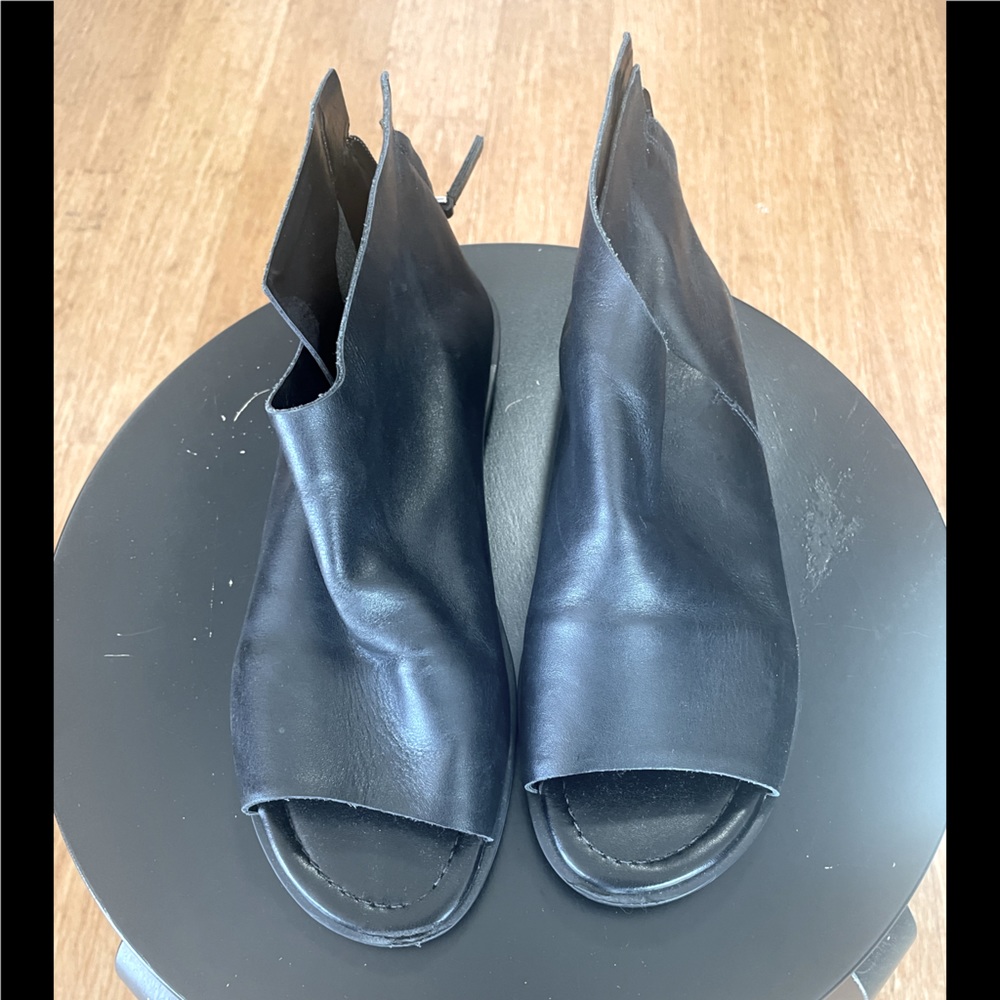 Golo black leather shoe, size 9 1/2